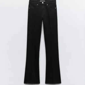 Bootcut jeans - Mid waist men är lågmidjade när de sitter på!, helt nya(aldrig använda, bara testade) lapparna är av då ja kände mig säker på dom men köpte andra i en annan färg som ja använder mer, därför säljs dessa🥰nypris 399kr