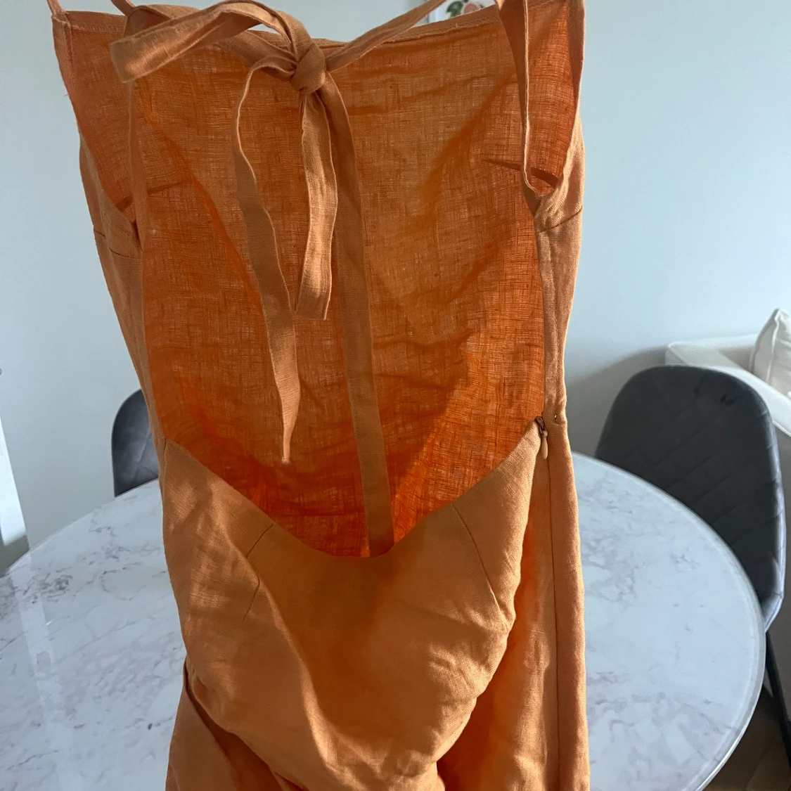 Draperad linneklänning - 91