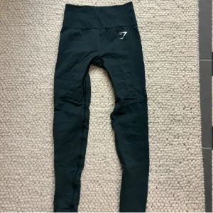 Gymstark träningstights  - Skitsnygga träningstights från gymshark i modellen Vital seamless 2.0. En såå snygg mörkgrön färg, “woodland green marl”!!😍😍 De är i superbra skick, jag har endast använt dem 1-2 gånger😊 Säljer då de är för små tyvärr💕💕 nypris: 549kr