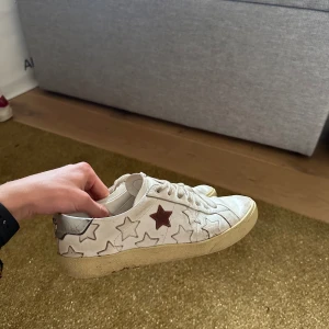Saint Laurent sneakers - Säljer nu dessa riktigt snygga saint Laurent skor i storlek 37,5. Säljer pga att de bara ligger i hallen och inte används. Skick 5/10 men de har kvar att ge därför så bra pris. Original inner sulorna medkommer ej, men man kan köpa innersulor för 150 kr på typ alla sko butiker. Nypris cirka 5500