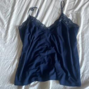 Spetslinne - Marinblått spetslinne. Använd typ 5 ggr så i väldigt fint skick!💘 för stort på mig💘