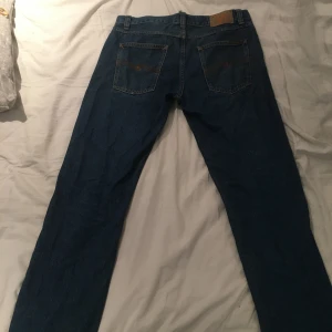 Nudie jeans - Väldigt bra skick på jeansen men är lite smutsiga vid hälen (inget som inte en tvätt kan fixa) jag köpte de för ett år sedan och aldrig riktigt använt de.  Är villig att gå ner i pris 