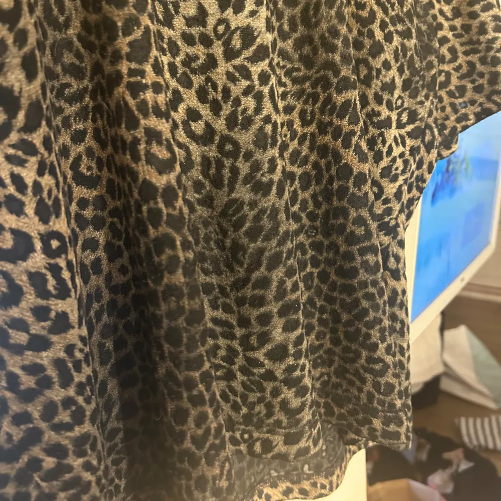 säljer denna asfina leopard t-shirt då den sällan har kommit till användning. I storlek s och passar perfekt till läderbyxor 😊. T-shirts.