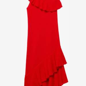 En röd ”one-shoulder” klänning perfekt för utgång och sommaren. Stolek S. Den är HELT ny med lappen fortfarande på. Ordinariepris: 1 139kr