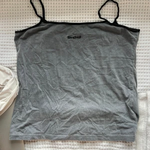 vintage reebok linne - Ett vintage reebok linne från 00-talet i uppskattningsvis storlek L. 💕 Skriv för exakta mått!