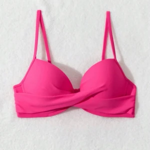 Bikini - säljer dessa två oanvända bikiniöverdelarna!! 😍😍 köp båda för 100kr eller en för 60kr🌸