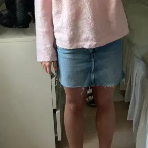 Fin jeans kjol från weekday med en liten liten slit på sidorna