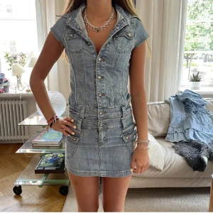 Jeans klänning  - Superfin jeans klänning köpt på plick, första två bilderna är lånade ifrån hon jag köpte den av! 🩷🩷skriv vid fler bilder eller frågor