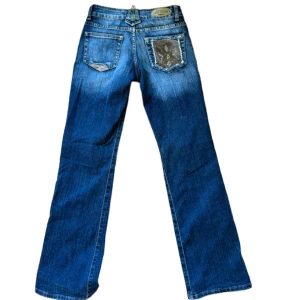 Lågmidjade bootcut jeans med detaljer - Midja 72 innerben 78, perfekt skick!❤️‍🔥