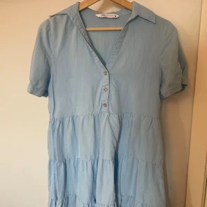 Zara klänning - Säljer denna super fina klänningen från zara!! Den är använd ca 3 gånger och säljer eftersom den inte passar mig längre💗 otroligt fint skick