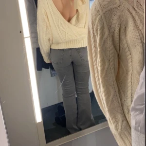 Lågmidjade jeans - Använder inte för att jag har ett par likadana i liknande färg. Köpta nyligen och bara använda ett fåtal gånger. Bootcut-modell. Köpta för 500kr.