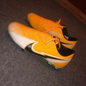 Fotbollsskor - Nike vapor mercurial, använda endast 2 ggr.  Nike är i generellt sett små i storlekarna. Så jag rekommenderar att få upp en storlek. (Jag själv har vanligtvis 39-30) men i dessa är det storlek 41