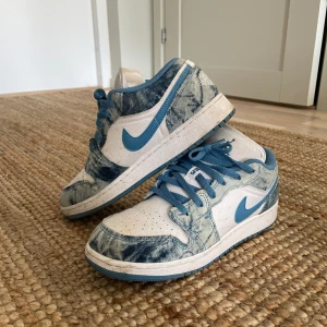 Nike Air jordans  - Nike Air jordans blåa med jeans detaljer. Använda några få gånger super sköna och snygga. 