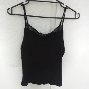 Spets linne - Säljer ett svart spets linne från BIKBOK i strl S. Fint skick. Säljer den för 30kr + frakt!