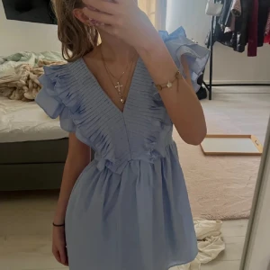 Sommar klänning  - Köpt här på Plick av en annan tjej där med lånats hennes bilder. Så drömmig kläning men den var lite för liten tyvärr 🌴☀️❤️