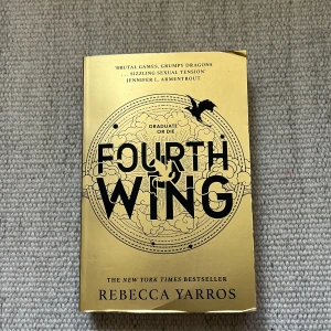 Fourth wing - Första boken endast läst en gång. Lite skavda kanter och har gjort markeringar i boken med blyerts.