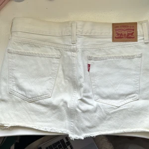 Levis Jeanskjol - Vit jeanskjol från Levi’s i storlek 27. Superfint skick och perfekt till sommaren! Pris kan diskuteras!