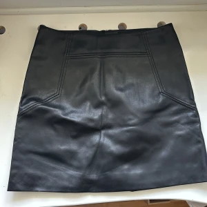 Läderkjol - Kjol i läderimitation från H&M. Knappt använd och i superfint skick!