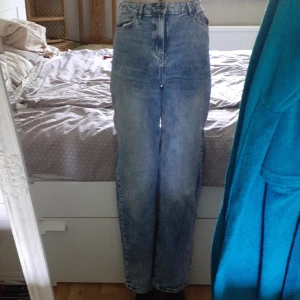 Baggy jeans  - Ett par snygga jeans, lite baggy mrnd tajt fitt i midjan. Inga flächar eller hål, säljer på grund av att det inte riktig är min stil längre. 