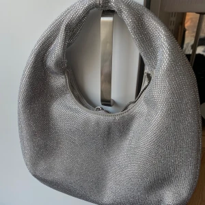 Glittrig NAKD väska❤️‍🔥 - ❤️‍🔥Säljer denna ursnygga nakd väska❤️‍🔥