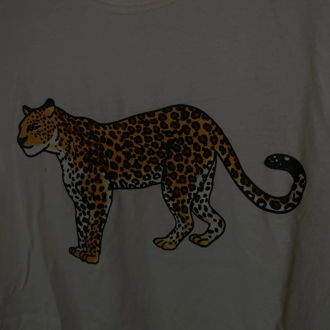 Vit tröja med leopard  - 90