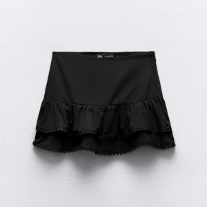 Svart kjol Zara - Nyskick utan prislapp, köpt i Göteborg på zara. Säljer då den inte riktigt är min stil, ingen andra saker än att de är en väldigt söt kjol!