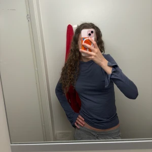 Soft touch crew neck top🌸 - En blå/grå långärmad tröja med slit i ärmarna, från Gina tricot. Använd några gånger. Inga defekter. Nypris: 199kr. Säljer då den är lite för stor för mig.🌸