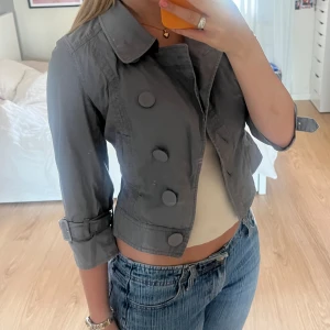 Bolero trenchcoat  - En svin snygg tre kvarts armad trenchcoat! Perfekt till våren och sommaren 