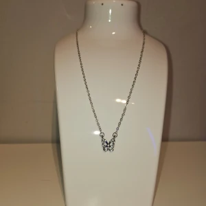 Halsband med fjäril - Halsband med fjäril i stål, aldrig använt