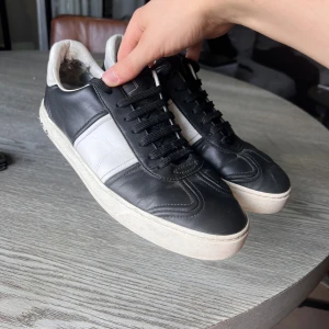 Valentino Flycrews i bra skick - Säljer mina valentino flycrews i storlek 43, skorna har sina spår av användning i hälarna och även tappat 3 nitar. Utöver detta är skorna i bra skick. Låda och dustbag medföljer. Pris kan diskuteras 