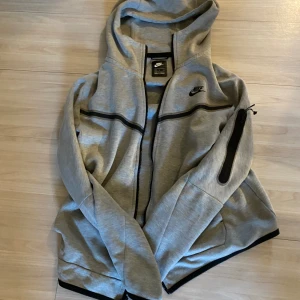 Nike tech fleece - Köpte den här tröjan för 2 år sen på Nike hemsidan den är i bra skick, inga defekter. Säljer pga ej min stil mer 