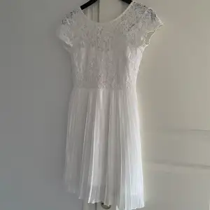 Så fin vit klänning i storlek XS! 