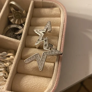 jättefin stjärnring  - bra skick dock så har några stenar ramlat av som man ser på bilden, säljer för att jag inte använder den 💞