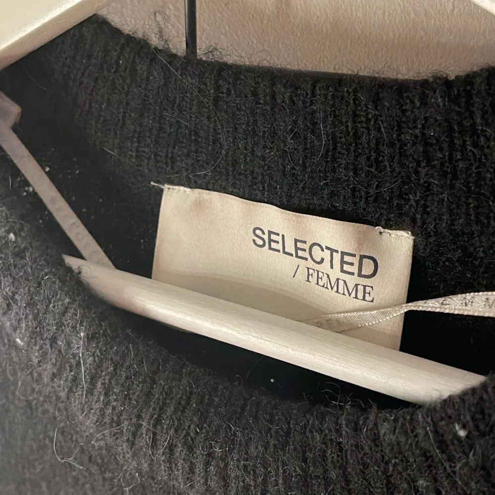 Säljer denna svarta stickade tröja som är köpt på selected femme💞 Använd fåtal gånger och sälja pga det!. Stickat.