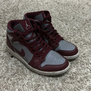 Jordan 1 mid cherry grey - Jag säljer dessa fina Jordan 1 mids som är i 7/10 i skick och är äkta. Ena knoppen av snöret har trillat av och dessa är otvättade på bilderna som jag ska tvätta. Pris kan sänkas vid snabb affär. hör av er för fler bilder eller funderingar! Ingen box