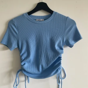 Zara topp - Cool blå zara topp som inte kommer till användning💙storlek xs 