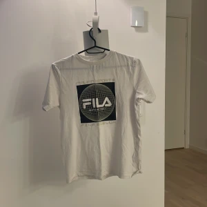 Fila t-shirt - Vit fila t-shirt i gott skick.