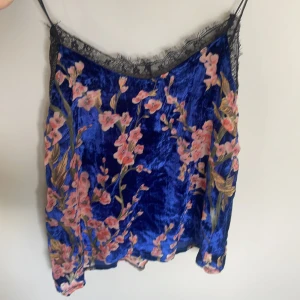 Linne - Såå gullig spets topp😻😻använd Max tre gånger då den ej har kommit till användning❤️❤️frakt ingår ej❤️