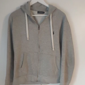 Ralph Lauren zip hoodie  - Grå Raffe zip hoodie I storlek M, säljer pga den är för liten. Utmärkt skick och otroligt skön