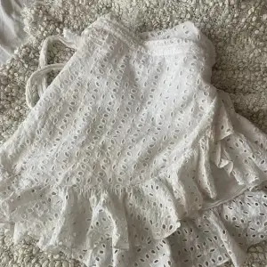 Fina vit kjol som man kan knyta själv. Inga defekter💞