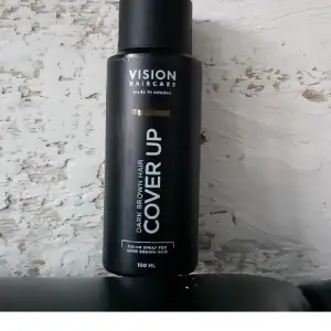 100ml, vattenfast hårspray för mörkt hår, 100% vegan, skonsamt och temporärt täcker ex din gråa utväxt, finfördelad, lättapplicerad och kladdfri. Naturligt resultat. Helt oanvänd. 
