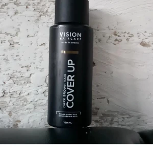 Color Spray - 100ml, vattenfast hårspray för mörkt hår, 100% vegan, skonsamt och temporärt täcker ex din gråa utväxt, finfördelad, lättapplicerad och kladdfri. Naturligt resultat. Helt oanvänd. 