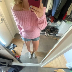 Stickad off shoulder tröja💓 - Supergullig rosa off shoulder tröja ifrån Gina Tricot💓 Perfekt ni till sommaren, och knappt använd❣️ Kontakta vid frågor och intresse💝💝