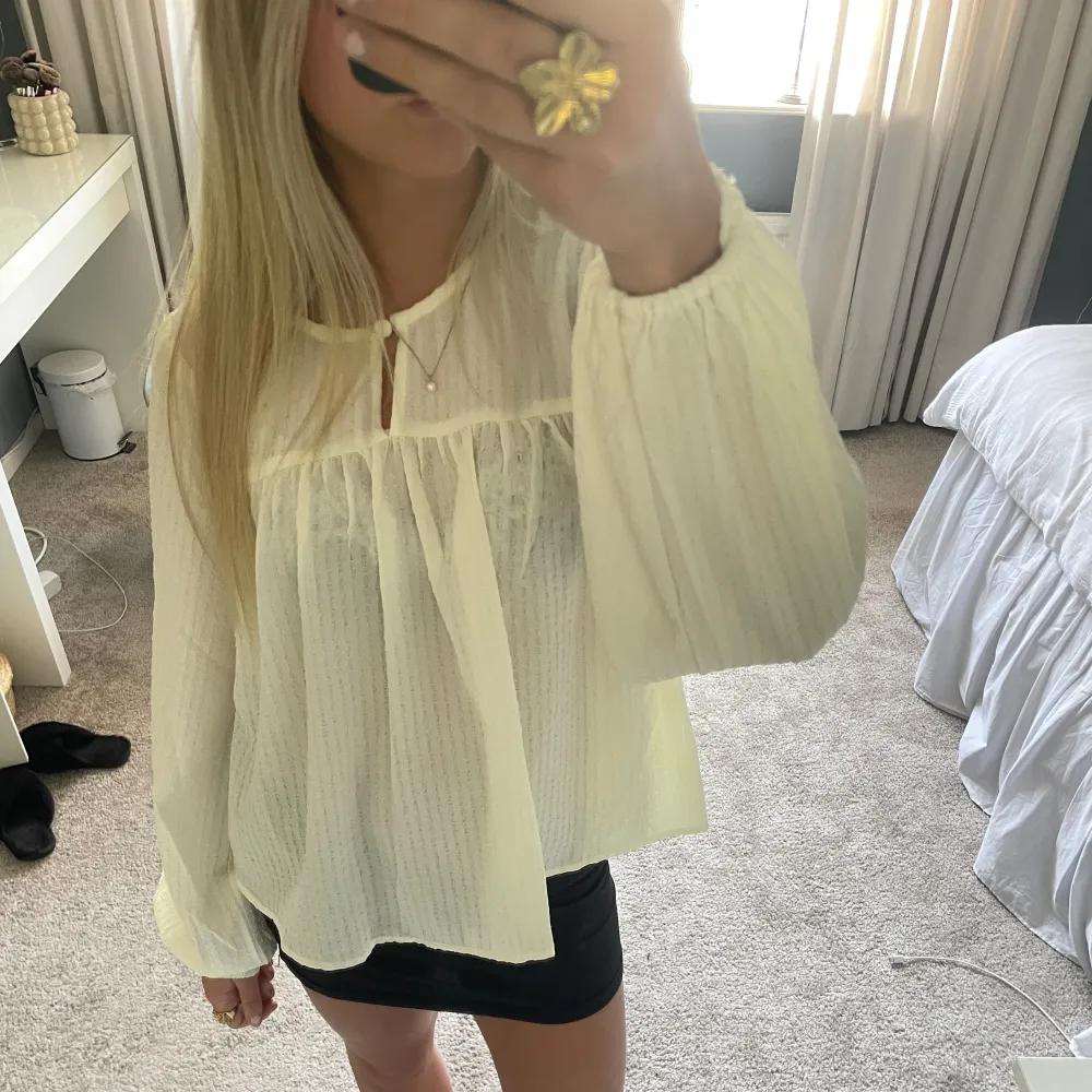 Jättesöt krämvit blus från vila 💕väldigt bra skick!. Puserot.
