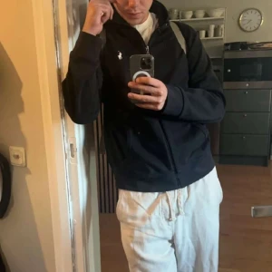 Polo Ralph Lauren zip hoodie - En väldigt snygg zip hoodie från polo Ralph Lauren. Väldigt fint skick! Nästan knappt använd. Storlek L! Köpt för nått år sedan för 1500kr