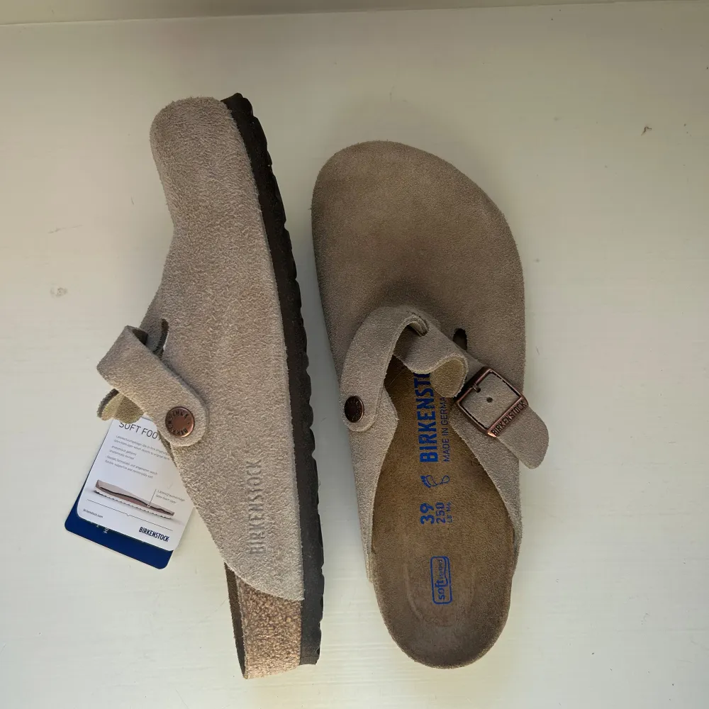 Säljer dessa oanvända birkenstock i boston modellen och färgen taupe. För stora för mig men hann inte skicka tillbaka därför säljer jag dessa nu! Sjukt populär modell som kostar runt 1850kr nu. Kan diskutera priset vid snabb affär💞 . Kengät.