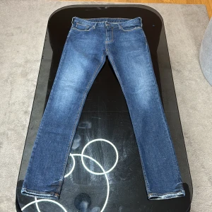 ARMANI JEANS - Skick: Aldrig andvända. Storlek:32