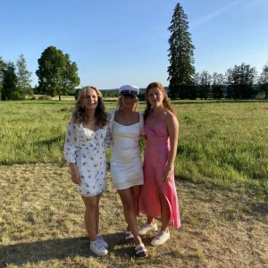 Studentklänning - Superfin studentklänning från Bubbleroom i storlek 36! Slutsåld i nästan alla storlekar på hemsidan. Använd endast en gång så skicket är som nytt🌸