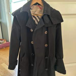 Superfin Burberry brit trenchcoat med luva, det fattas en knapp därav priset. Det är dock inget som märks då det är på en av fickorna 