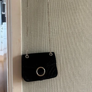 handväska  - svart handväska, osäker vart den är ifrån men tror ut och penn! använd gärna köp nu knappen 🩷